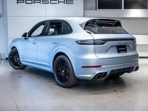 Dolomite Silver Metallic 2023 Porsche Cayenne GTS