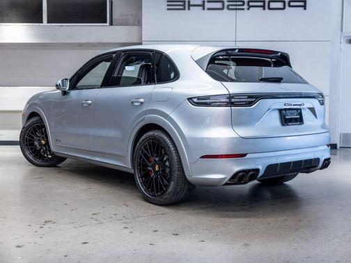 Dolomite Silver Metallic 2023 Porsche Cayenne GTS