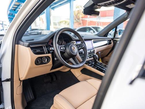 Carrara White 2025 Porsche Macan Macan