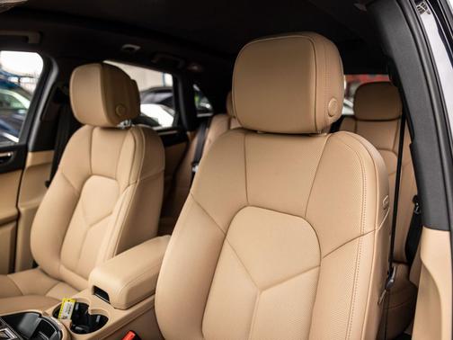 Jet Black Metallic 2026 Porsche Macan Macan