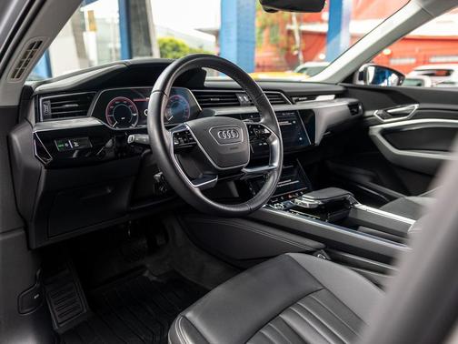 Florett Silver Metallic 2023 Audi e-tron Premium Plus quattro