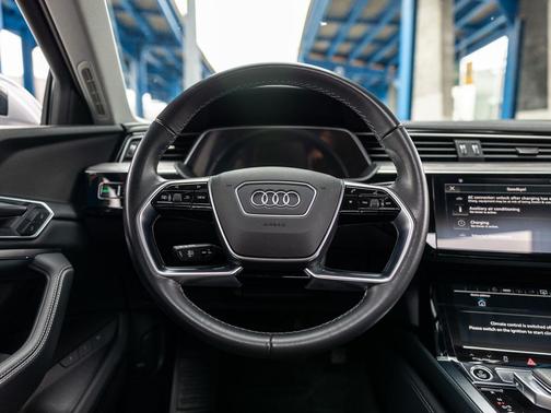 Florett Silver Metallic 2023 Audi e-tron Premium Plus quattro