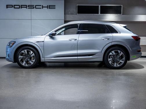 Florett Silver Metallic 2023 Audi e-tron Premium Plus quattro