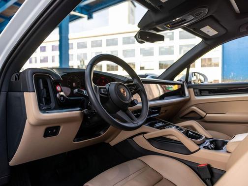 Carrara White 2025 Porsche Cayenne Cayenne