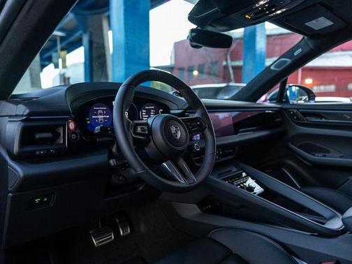 2025 Porsche Macan Turbo