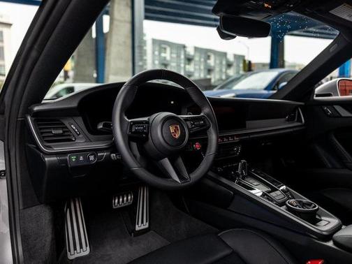 2025 Porsche 911 Carrera