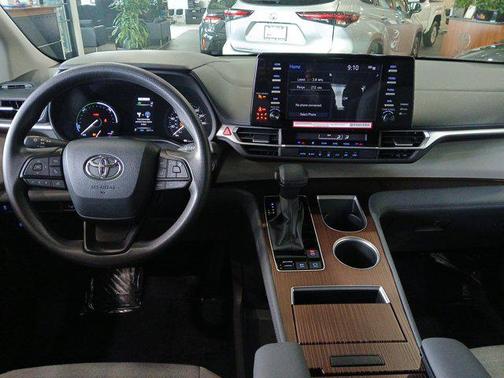 2024 Toyota Sienna LE
