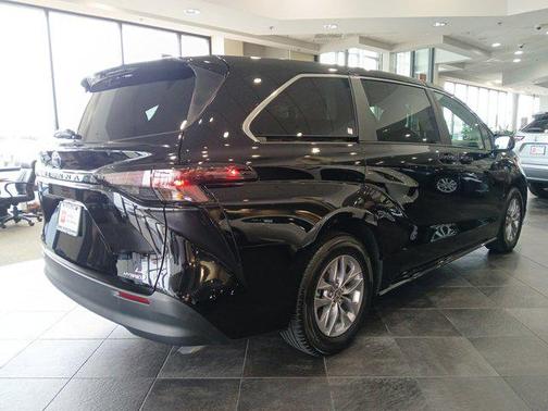 2024 Toyota Sienna LE
