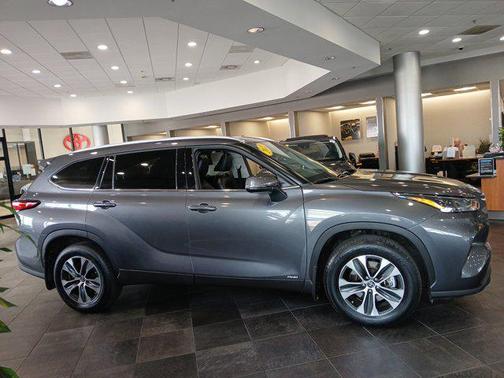 2022 Toyota Highlander Hybrid XLE
