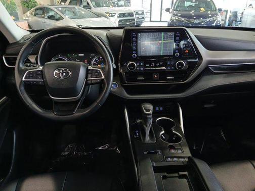 2022 Toyota Highlander Hybrid XLE
