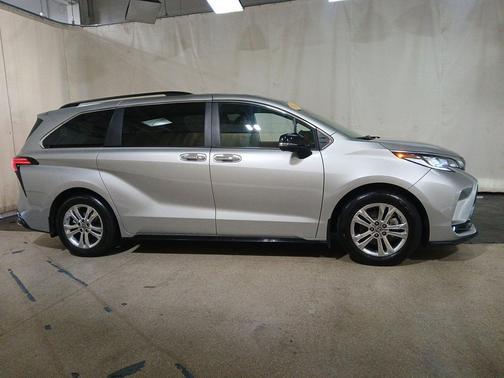 2023 Toyota Sienna XSE 7 Passenger