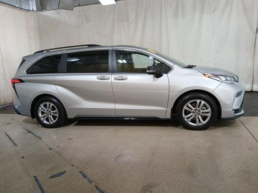 2023 Toyota Sienna XSE 7 Passenger
