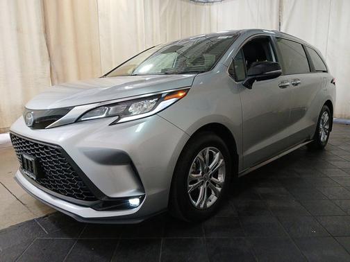 2023 Toyota Sienna XSE 7 Passenger