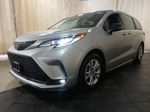 2023 Toyota Sienna XSE 7 Passenger