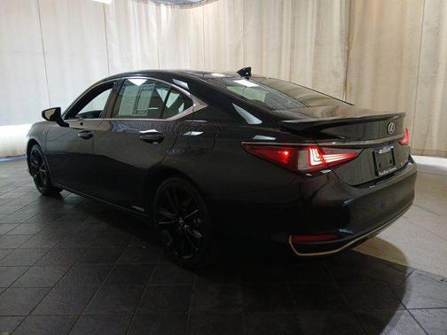 2022 Lexus ES 300h F SPORT