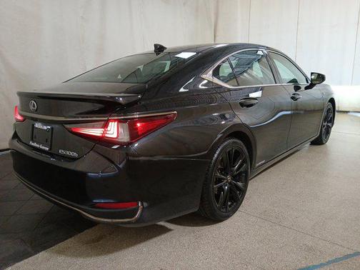 2022 Lexus ES 300h F SPORT