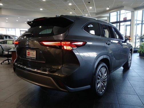 2024 Toyota Highlander Platinum