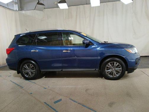 2017 Nissan Pathfinder SL
