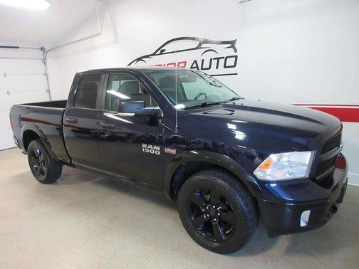 True Blue Pearl Coat/Brilliant Black Crystal Pearl Coat 2016 RAM 1500 Outdoorsman