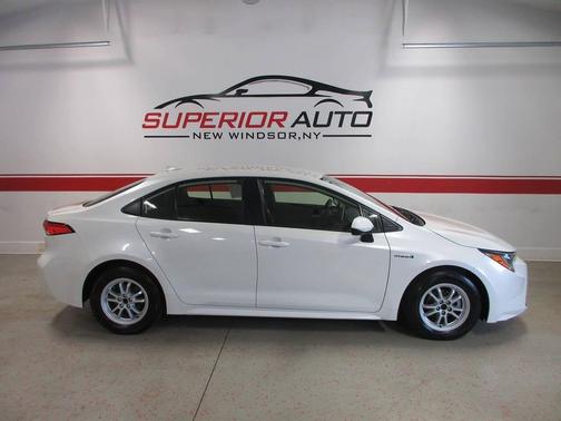 Super White 2021 Toyota Corolla Hybrid SE
