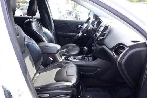 Bright White Clearcoat 2019 Jeep Cherokee Latitude Plus