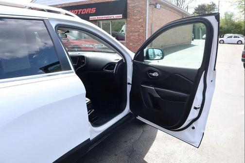 Bright White Clearcoat 2019 Jeep Cherokee Latitude Plus