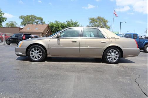 Tan 2007 Cadillac DTS Base