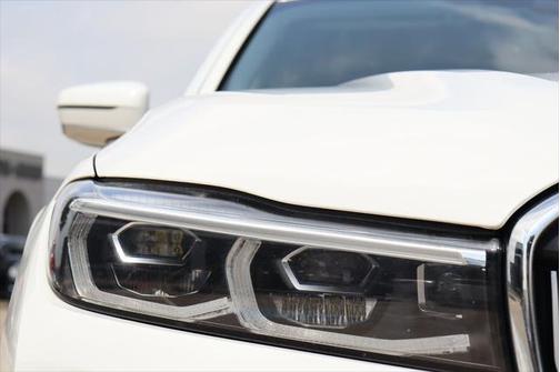 2022 BMW 740 i