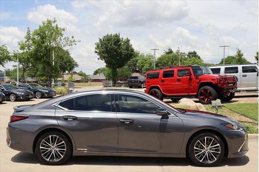 2022 Lexus ES 300h Base