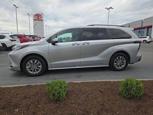 2023 Toyota Sienna XLE