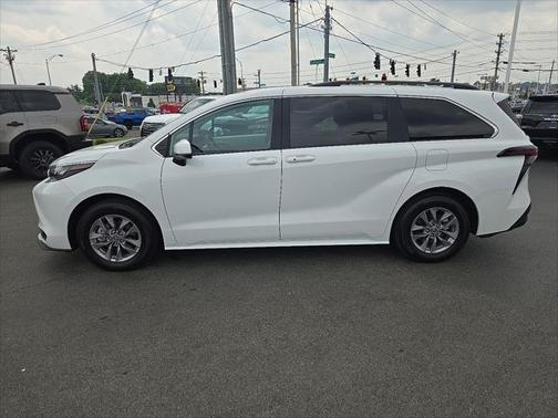 2025 Toyota Sienna LE