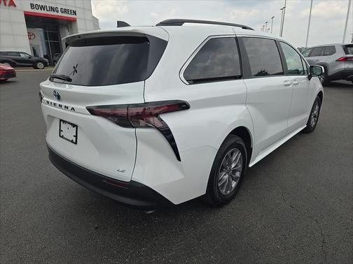 2025 Toyota Sienna LE