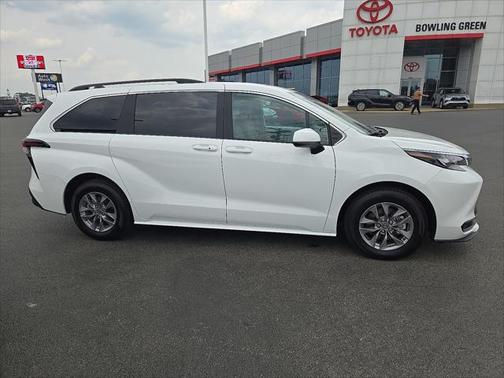 2025 Toyota Sienna LE