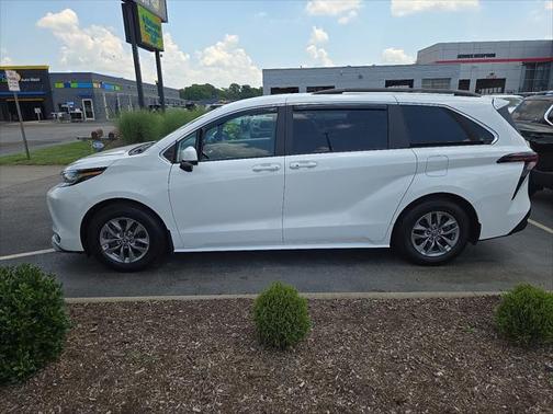 2023 Toyota Sienna LE