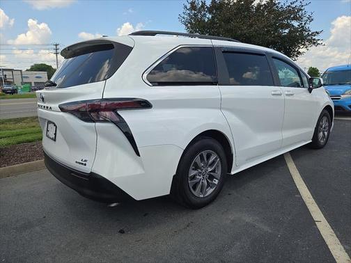 2023 Toyota Sienna LE
