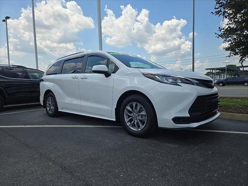 2023 Toyota Sienna LE