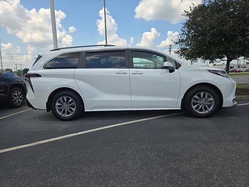 2023 Toyota Sienna LE