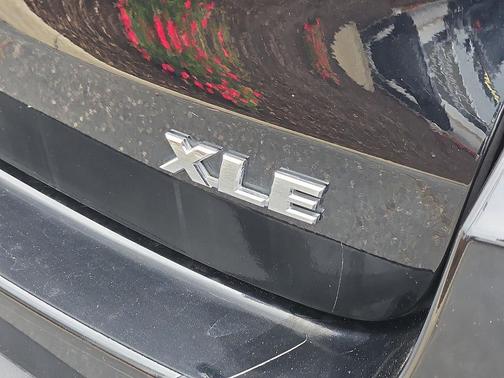 Midnight Black Metallic 2018 Toyota Highlander XLE