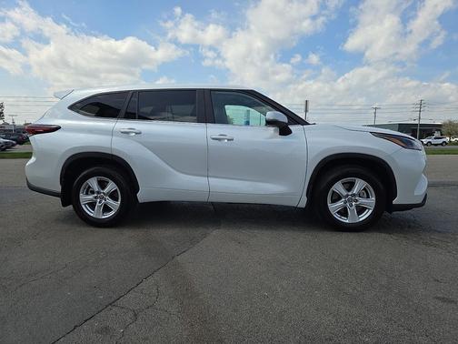 Wind Chill Pearl 2025 Toyota Highlander LE