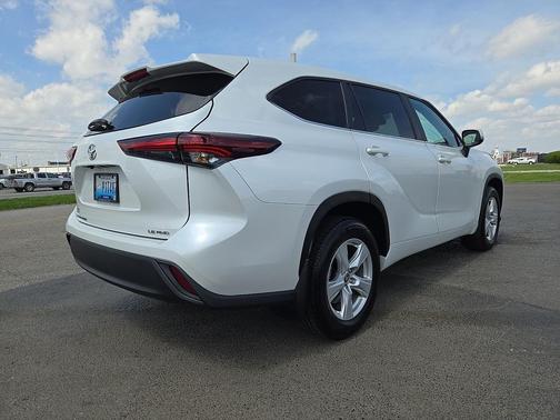 Wind Chill Pearl 2025 Toyota Highlander LE