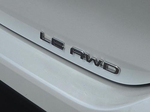 Wind Chill Pearl 2025 Toyota Highlander LE