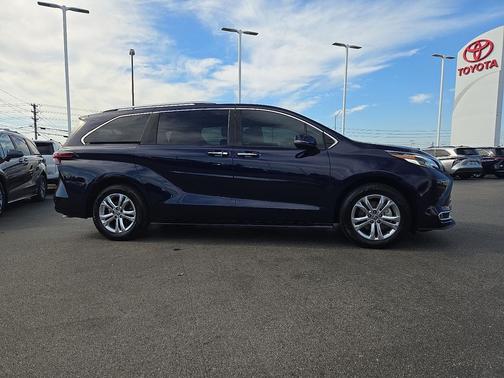 2022 Toyota Sienna Platinum