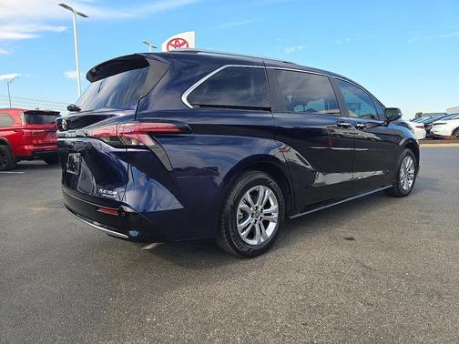 2022 Toyota Sienna Platinum