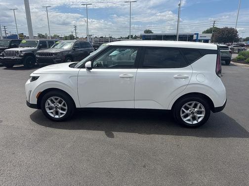 Snow White Pearl 2025 Kia Soul LX
