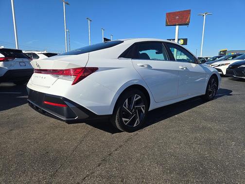 2025 Hyundai ELANTRA SEL