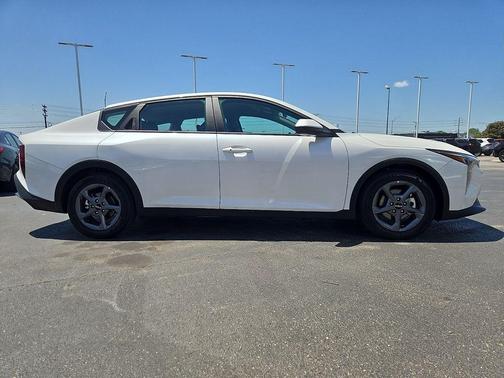 Snow White Pearl 2025 Kia K4