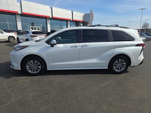 2022 Toyota Sienna XLE