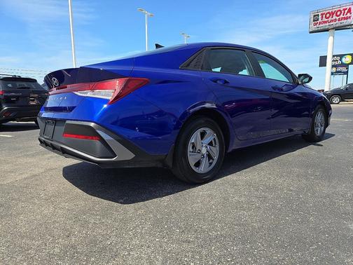 2024 Hyundai ELANTRA SE
