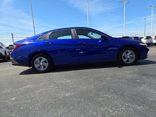 2024 Hyundai ELANTRA SE