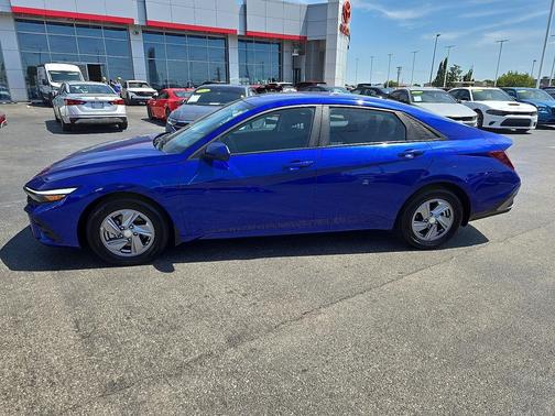 2024 Hyundai ELANTRA SE